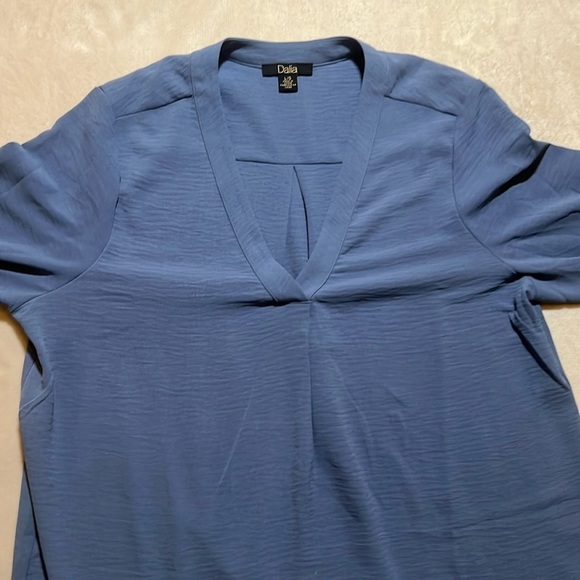 NWOT Dalia Blue Flowy Top sz L - Picture 4 of 5